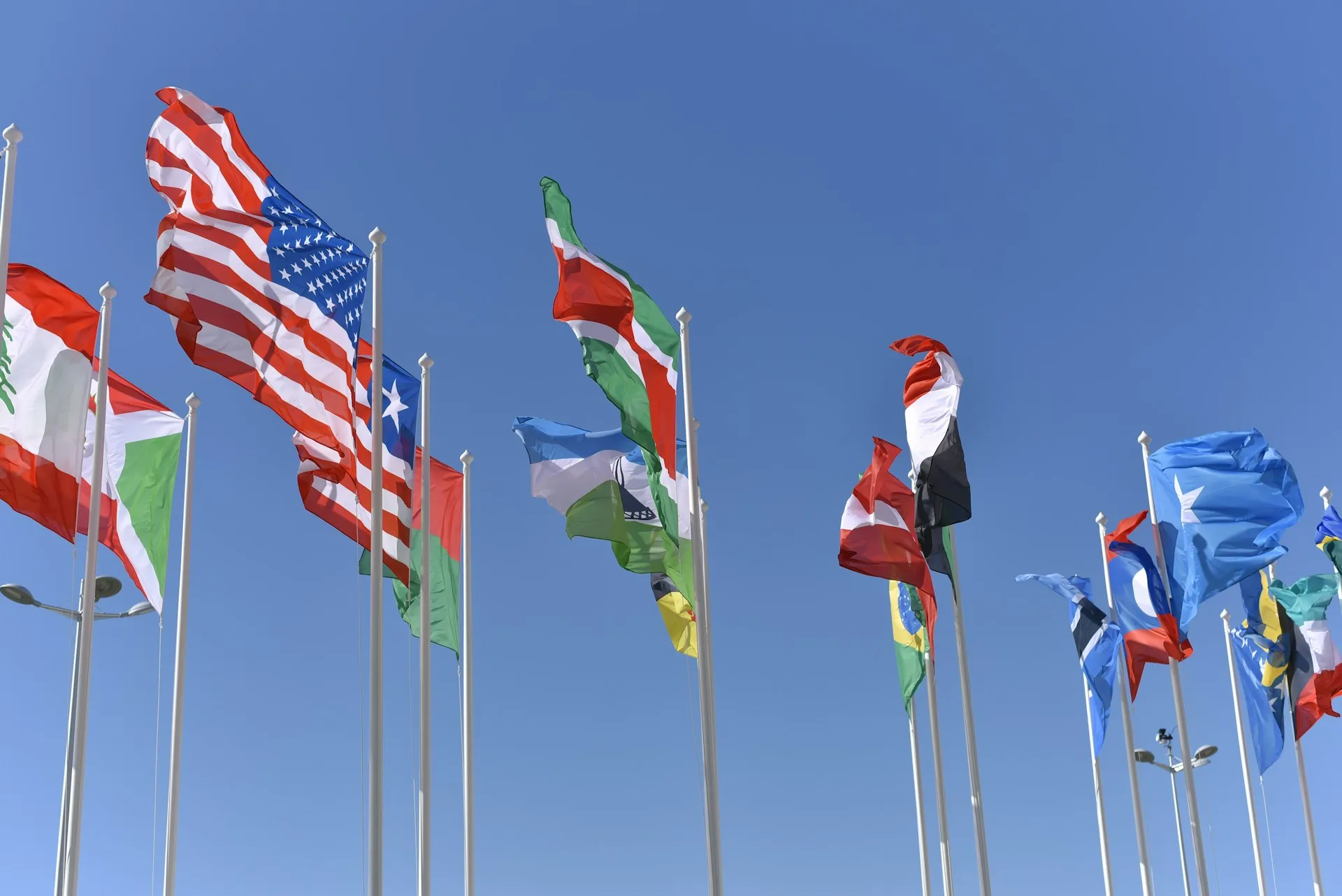 様々な国の国旗