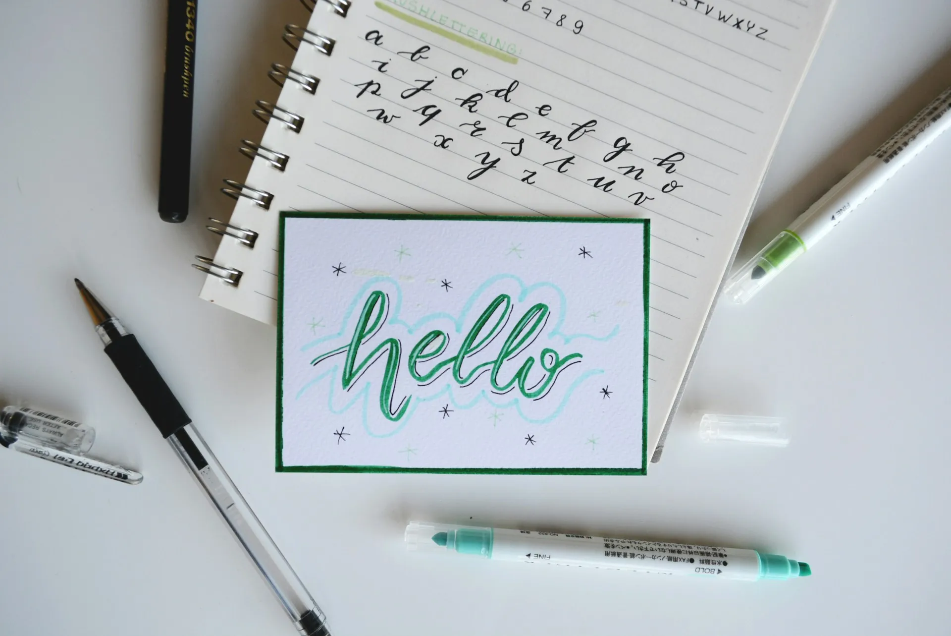 helloの文字と文房具