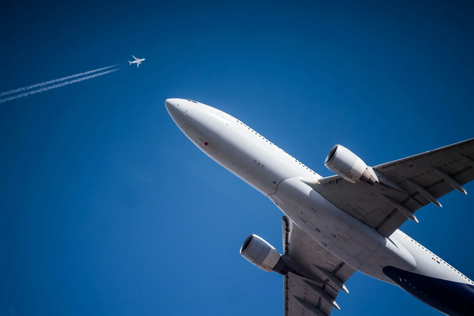 空を飛ぶ飛行機